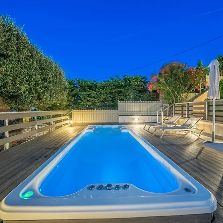 Leonie By Vintage Travel